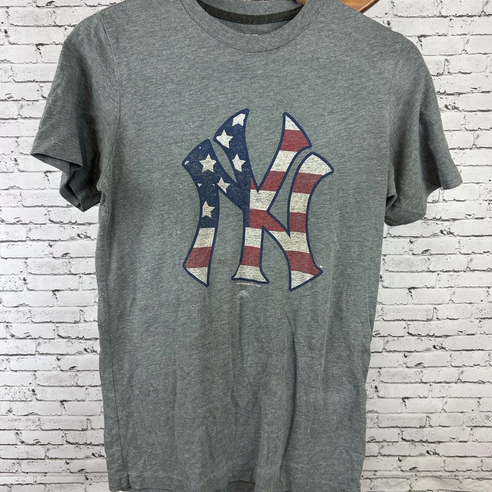 Gray American Flag New York Yankees Short Sleeve Tee size S